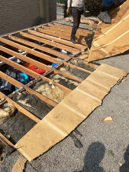 Stripping the old chipping-finished covering and soft fibre boards